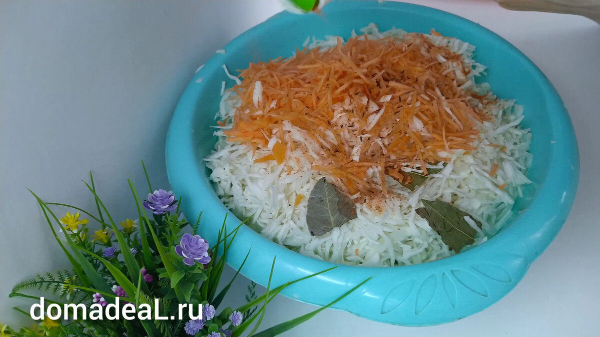 шинкуем капусту и морковь