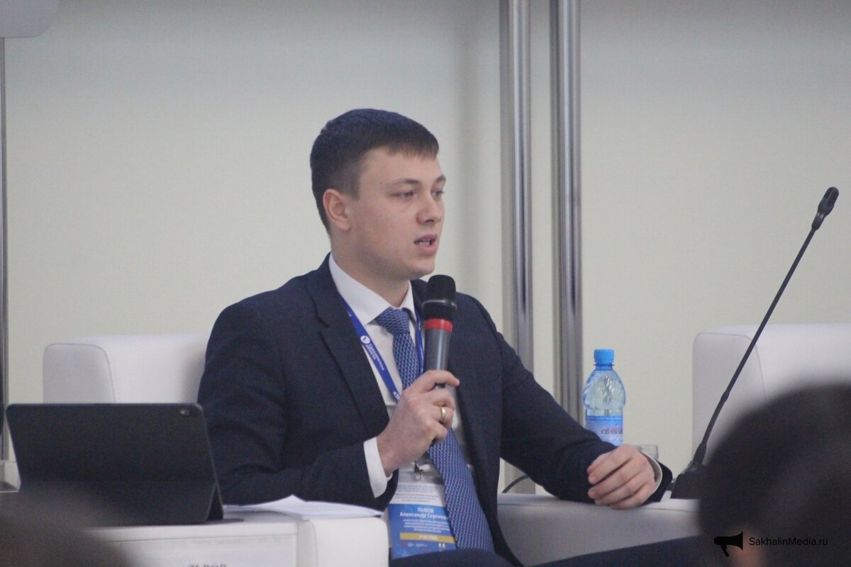 Александр Львов, заместитель начальника департамента автомобильной промышленности и железнодорожного машиностроения  министерства промышленности и торговли Российской Федерации рассказал о реализации программы и о внедрении эффективных мер государственного регулирования: «С 2014 года министерством реализуется программа обновления парка на газомоторные транспортные средства. За этот период за счет мер государственной поддержки была просубсидирована закупка более 17 тысяч единиц газомоторной техники. В текущем году мы продолжаем программу стимулирования спроса на газомоторное топливо в рамках Постановления Правительства №669. На реализацию этой программы в рамках федерального бюджета предусмотрено 3,3 млрд. рублей. В рамках промышленного производства рядом компаний достигнут большой прогресс — автопроизводители транспортных средств на компримированном природном газе в настоящий момент имеют возможность производства линейки всех видов техники: автобусы всех классов на компримированном природном газе, ПАО «КАМАЗ «и «Группа ГАЗ» производит сертификационные испытания на сжиженном природном газе (СПГ), «Группа ГАЗ» и ПАО «КАМАЗ» имеют возможность производства коммунальной техники и большегрузных автомобилей на компримированном природном газе, к тому же, компания ПАО «КАМАЗ»в мае представила новый грузовик на СПГ. При этом, не только автомобильный транспорт является перспективным для применения природного газа. Здесь мы видим работу с целью развития железнодорожного транспорта на СПГ и обеспечения перевозок железнодорожным транспортом сжиженного природного газа. Нами были также представлены субсидии на компенсацию затрат на научно-исследовательские и опытно-конструкторские работы, была представлена субсидия «Уралвагонзаводу» на новые разработки.