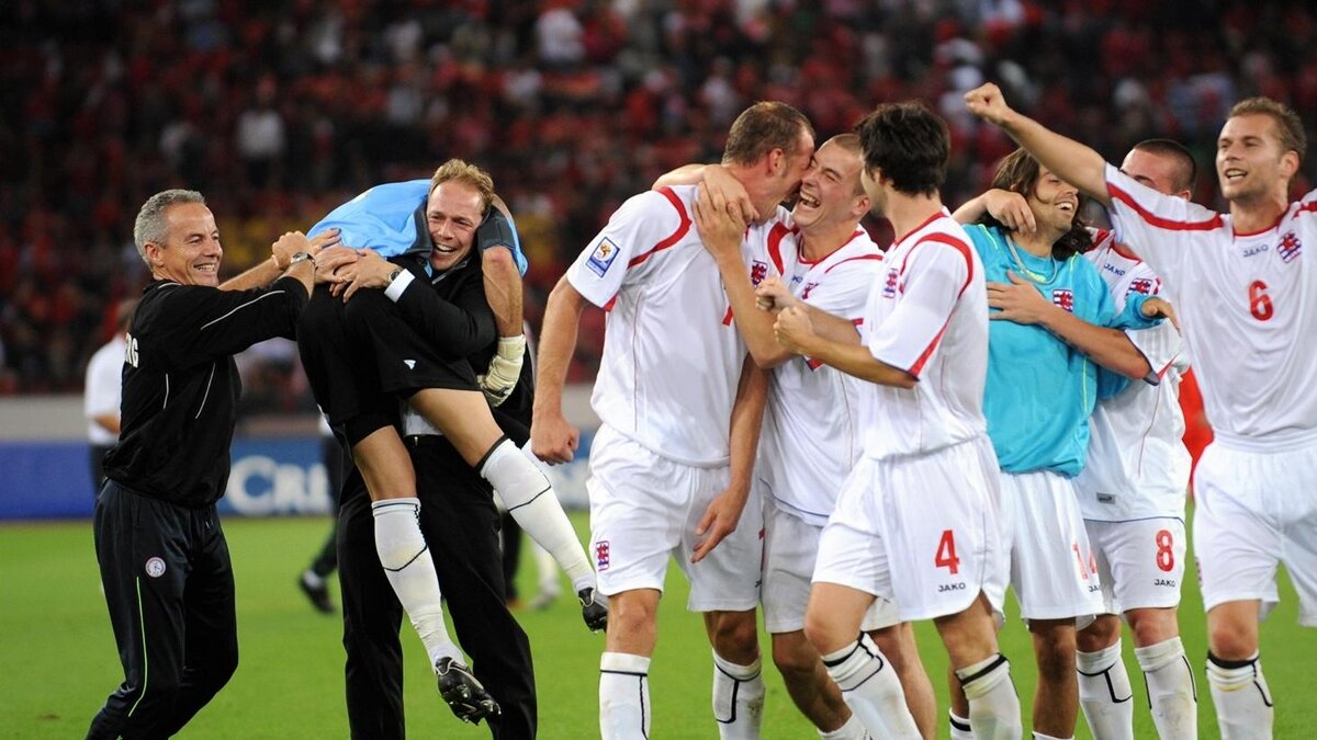 https://editorial.uefa.com/resources/0254-0d7c236ad025-752fa212b01c-1000/luxembourg_celebrate_their_victory_in_zurich.jpeg