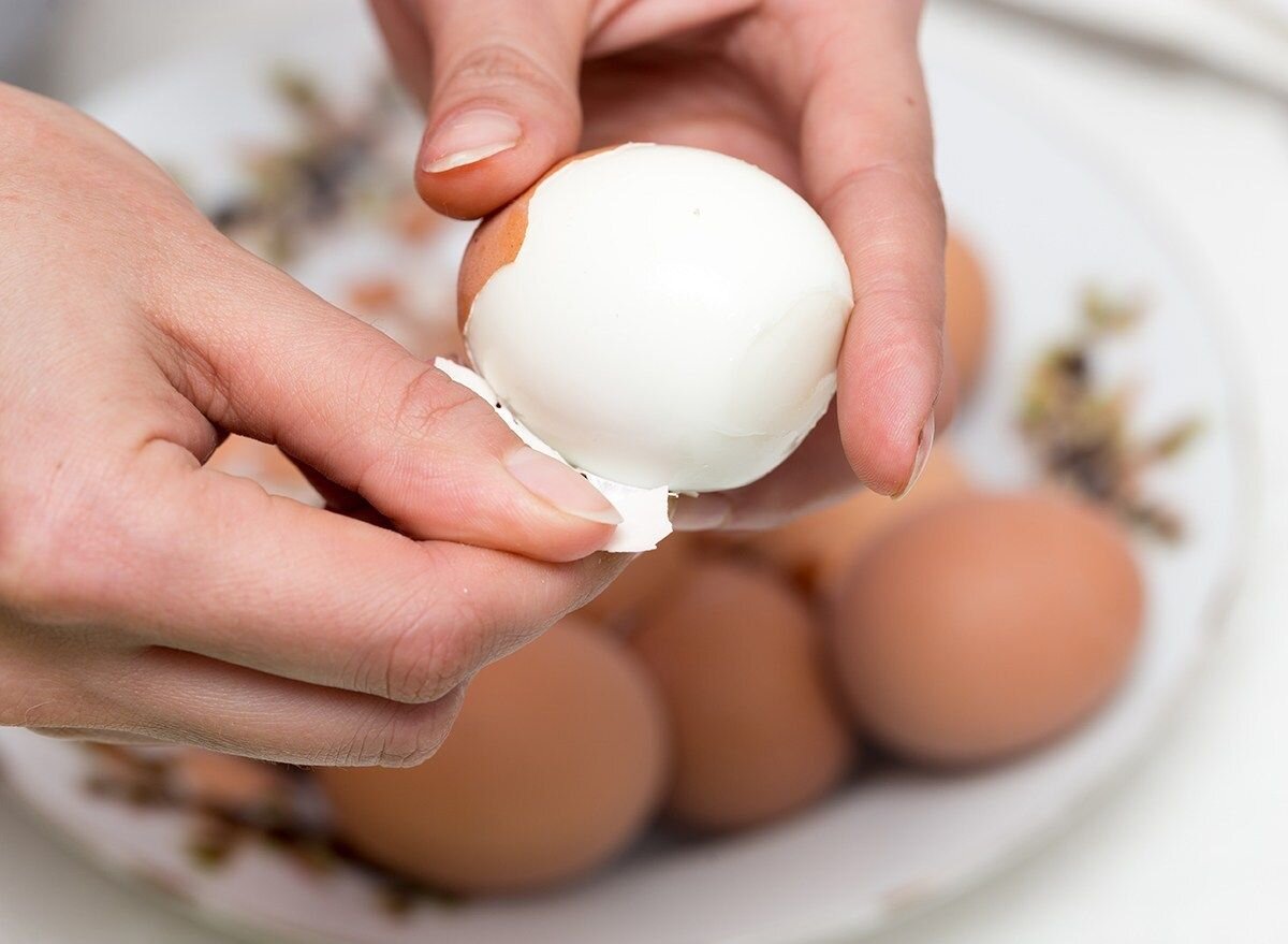 Формула «Чистое яйцо» или 3 секрета как быстро и без труда почистить яйца, о которых мало кто знает.
