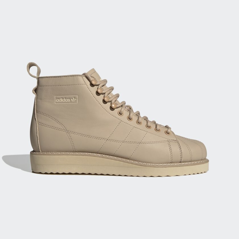 Правила созданы для того, чтобы их нарушать. Это твой жизненный принцип. Воплоти его в своем образе. С одной стороны ― баскетбольная модель, с другой ― армейские ботинки, между ними ― эти adidas Superstar. Стильные и дерзкие. Такие же, как ты. Утепленные мягким флисом, они готовы к холодной погоде. Удлиненные шнурки позволяют регулировать посадку именно так, как тебе нравится. 
