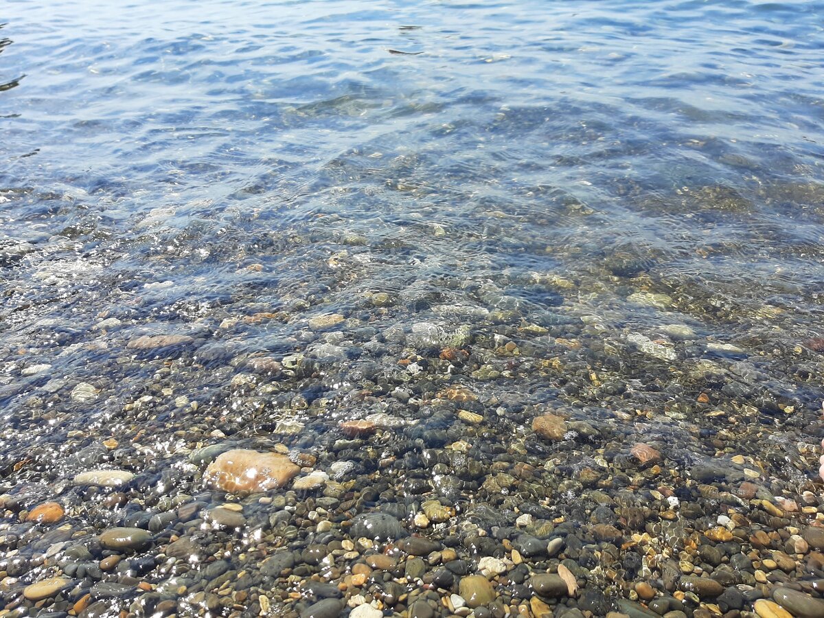 Галечный пляж и прозрачная вода