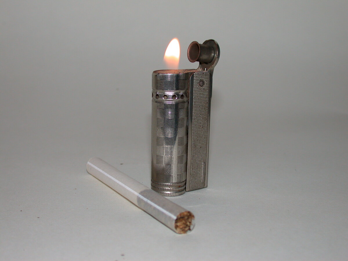 Австрийская бензиновая зажигалка IMCO. Любовь с первого пламени. Zippo тоже была хороша, но это больше мейнстрим, небоскребы, сталь, бетон, бездушный металл, а IMCO - это уют и тихое счастье.