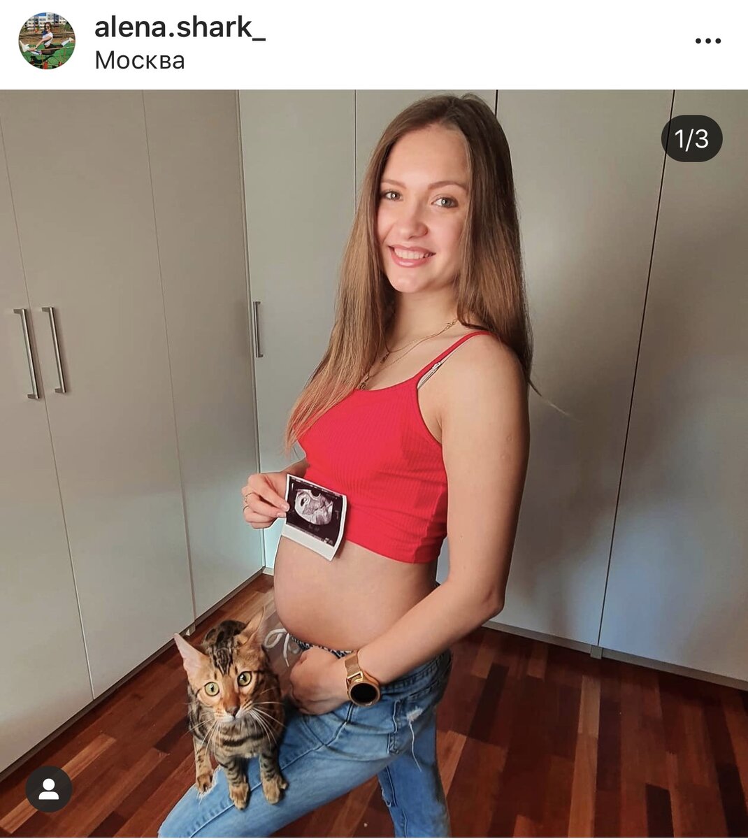 Она занимается акробатикой, красивая, жизнерадостная