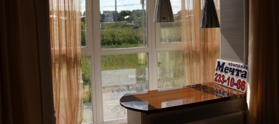 Утепленный балкон, соединенный с комнатой. Вместо подоконника поставили столешницу. Фото личное.