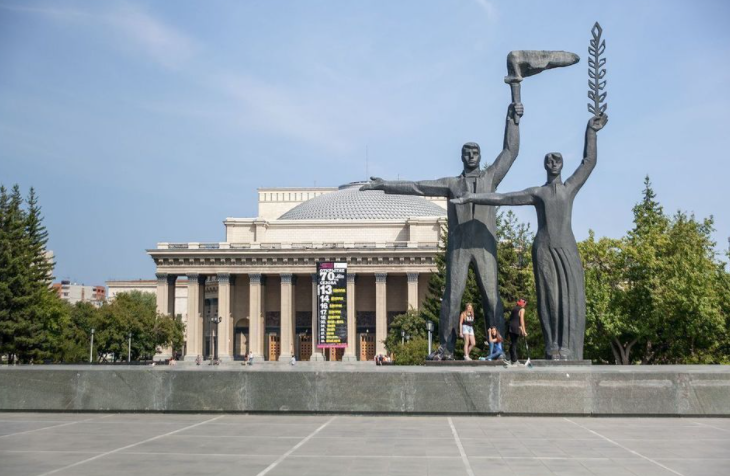 Новосибирская опера и театр на площади Ленина