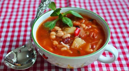 2. Суп из маша с куриной грудкой. Вам понадобятся: маш (полстакана), отварная куриная грудка (150 грамм),  морковь (1 шт.), репчатый лук (1 шт.), чеснок (2-3 зубчика), зеленый  лук, укроп, томатная паста (2 ст. ложки), растительное масло (1 ст.  ложка), соль, черный молотый перец. Приготовление: заливаем бобы водой и  ставим на огонь. Отдельно тушим овощи с куриной грудкой и томатной  пастой. За 5 минут до готовности маша, добавляем тушеные овощи и свежую  зелень.