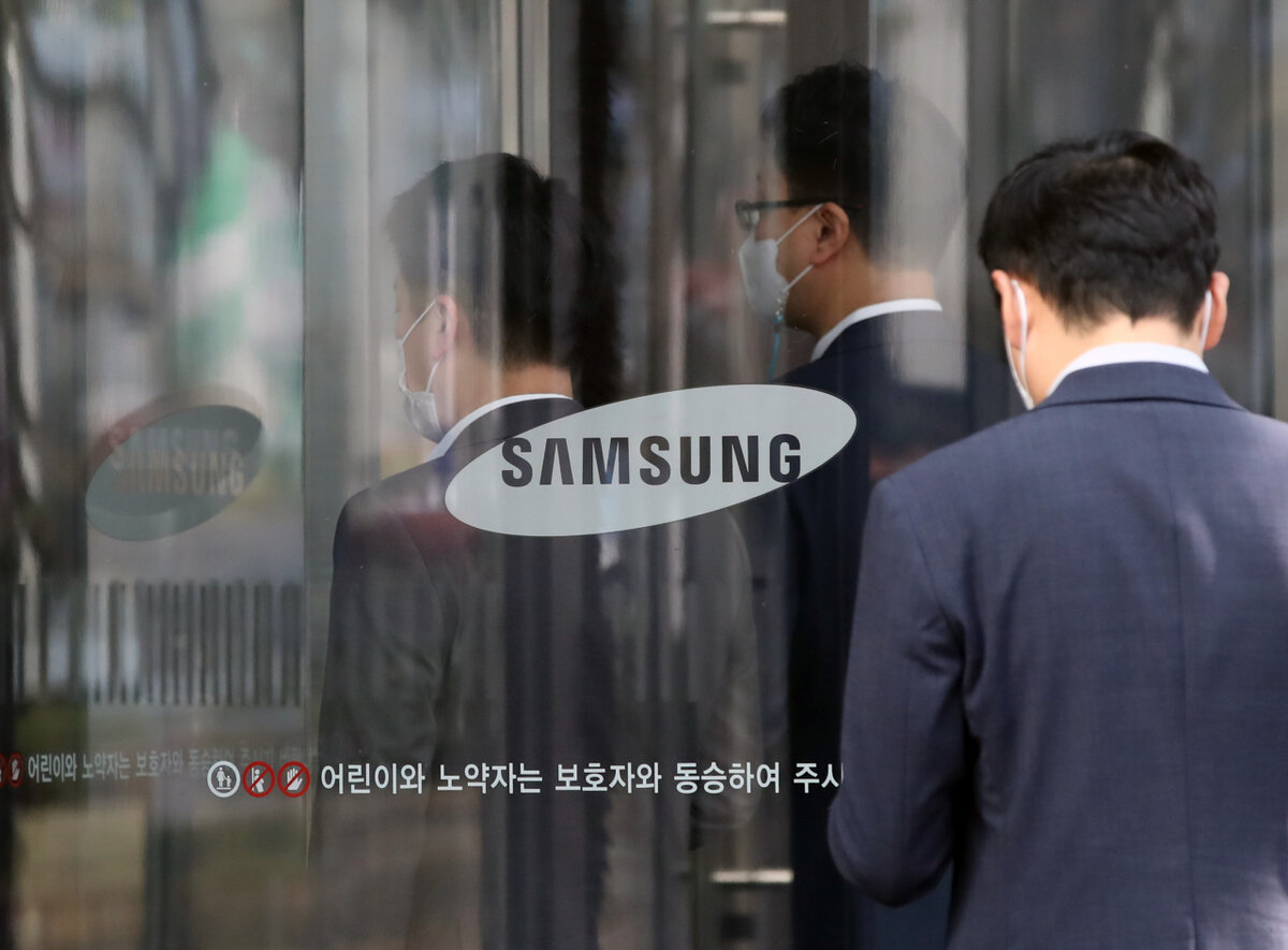 Сотрудники  входят в здание штаб-квартиры Samsung Group в Сочо, Сеул, в  понедельник, на следующий день после смерти председателя правления Ли  Гон Хи (Ренхап).