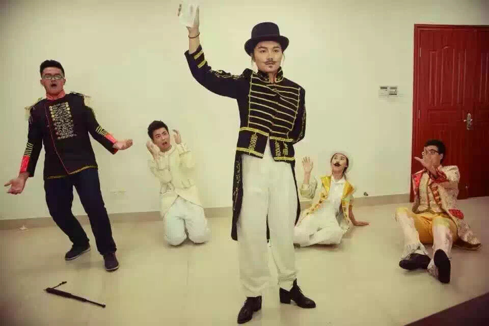 Репетиционный кадр пьесы "Ревизор"  в исполнении студентов Сямэньского университета