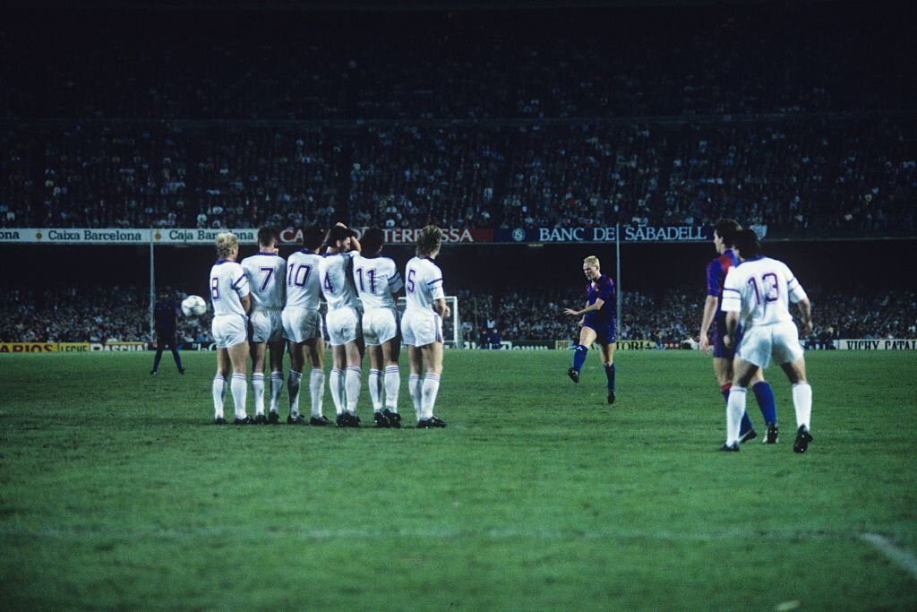 Рональд Куман исполняет штрафной удар