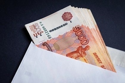 ​​


Зарплата жителей трех российских городов в среднем превышает 90 тысяч рублей в месяц. Об этом говорится в исследовании РИА Новости.

Аналитики собрали муниципальную статистику Росстата за январь-июнь 2020 года по крупным и средним предприятиям. Они пришли к выводу, что самая высокая зарплата была зафиксирована в Москве (103,1 тысячи рублей). Также в тройке оказались Южно-Сахалинск и Салехард (97,4 и 94,9 тысячи рублей соответственно).

Меньше всего в первом полугодии 2020 года зарабатывали жители города Шахты Ростовской области (28,5 тысячи рублей).

29 сентября сообщалось, что после ослабления карантинных ограничений, связанных с пандемией коронавируса, 35 процентов российских компаний снизили сотрудникам зарплаты. Чтобы обеспечить функционирование бизнеса, фирмы также переводили большое число сотрудников на удаленку и сокращали траты на рекламу.

Ранее в Институте развития правового общества, «Опоре России», «Деловой России», а также в Российском союзе налогоплательщиков и Общественной палате предсказали рост объема «серых» зарплат в России на 30 процентов по итогам года. При этом в прошлом году «серую» зарплату в стране получали около 20 миллионов человек. Общий объем таких доходов граждан достигает около 10 триллионов рублей в год.


