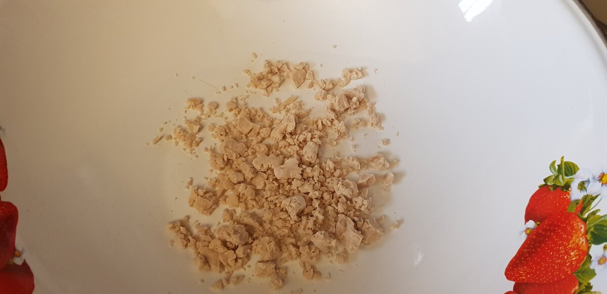 Разминаем дрожжи о добавляем в миску