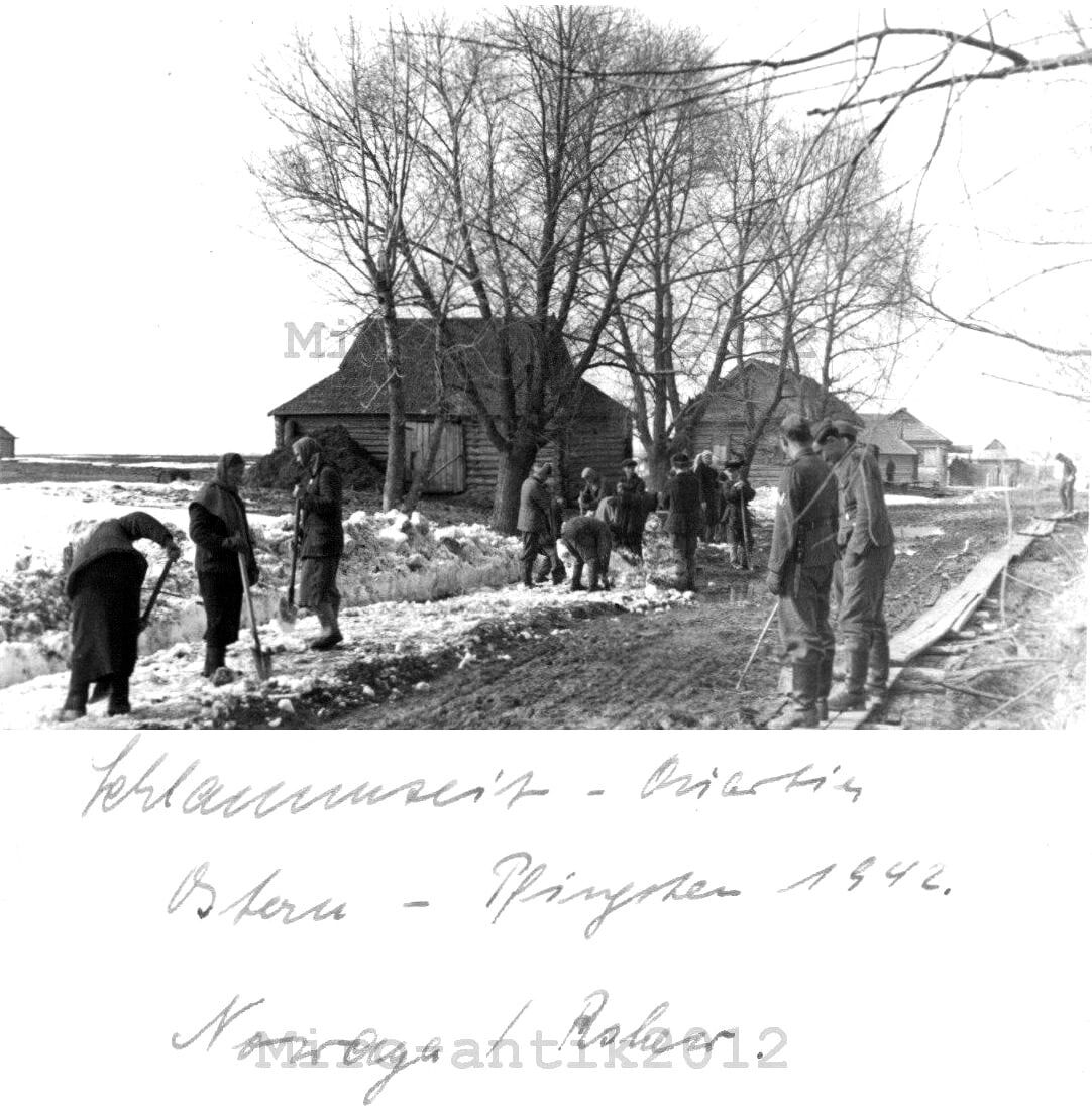 Немцы заставляют местных жителей чистить снег с улиц.1942