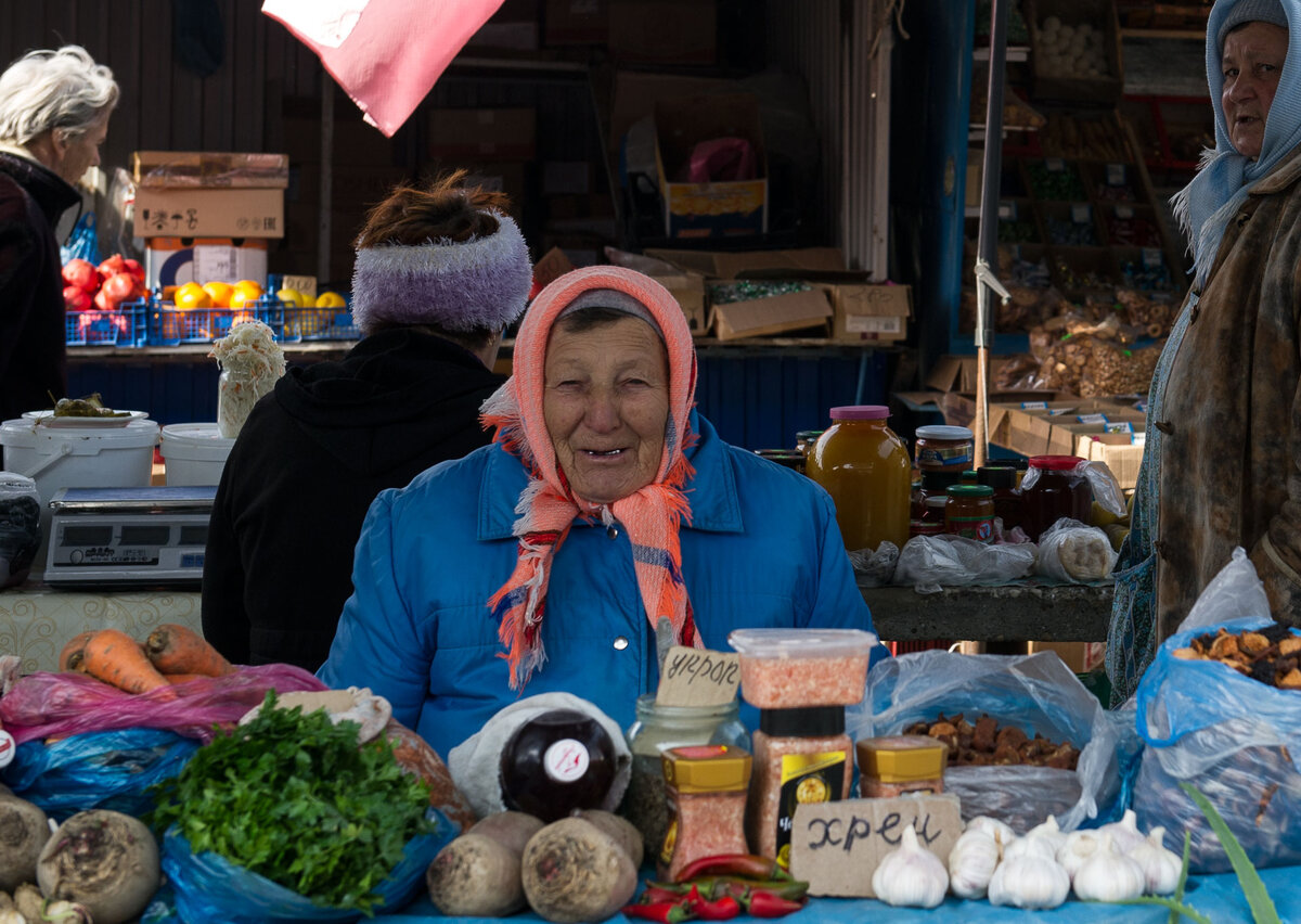 В 90-ые торговля около рынка бабушками была очень распространена