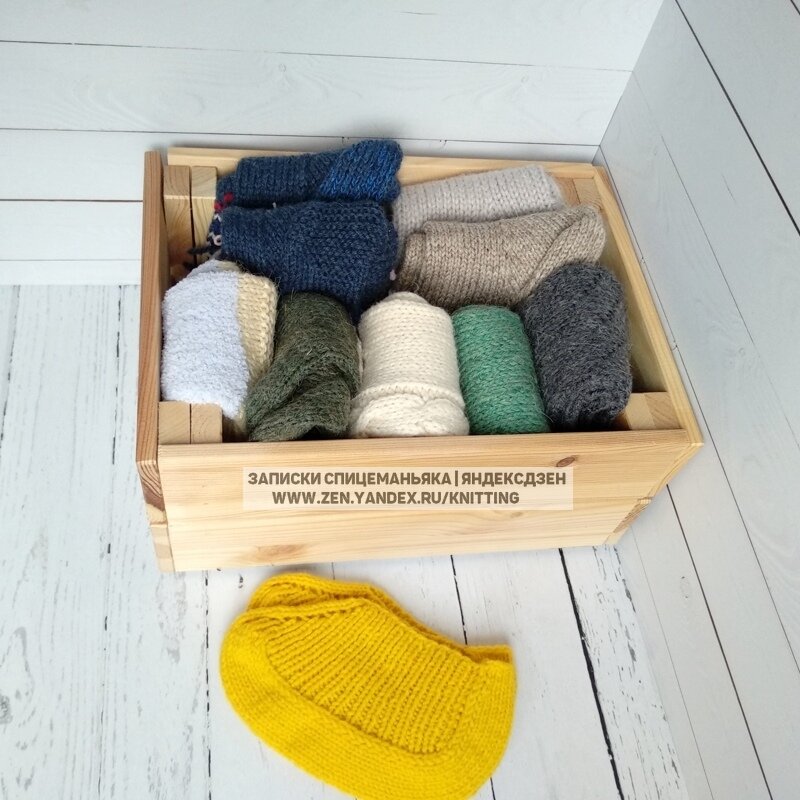 Стопки вязаных носков. Фото автора для оформления статьи