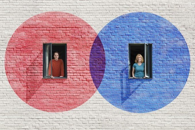 Любовь обязательно несет с собой страдание», «любовь зла», «романы обычно плохо кончаются», «любовь живет три года»... Наша культура изобилует представлениями, ассоциирующими любовь со страданием, а счастье - с непостоянством. Однако сегодня психологи не торопятся с этим согласиться. Вместо этого они пытаются разобраться, какой должна быть любовная история, чтобы она не разрушала нас, а, напротив, приносила радость и удовлетворение.

Большинство экспертов сходится в том, что основа здоровых отношений - это эмоциональная и физическая безопасность, доверие, тепло и взаимная поддержка партнеров. Мы расширили этот список до шести пунктов, которые комментирует семейный психолог и эмоционально-фокусированный супружеский терапевт Римма Максимова. Примерив эти описания к своей ситуации, вы поймете, насколько ваши нынешние отношения вам подходят, и решите, в каком направлении двигаться дальше.

1. Вы чувствуете себя в безопасности

Партнер уважает вашу физическую неприкосновенность. Ощущение безопасности - основа здоровой привязанности. В обществе партнера вы можете с полным доверием сбросить маску и показать свою уязвимость. Вы чувствуете, что вами не манипулируют, что вам не угрожают, - напротив, вас уважают. Когда вы встречаетесь посте разлуки, основное чувство - радость. И в целом среди чувств, которые окрашивают вашу совместную жизнь, больше радости и удовольствия, хотя бывают и гнев, страх, разочарование. Но вы можете поделиться этими чувствами с партнером, и он вас не оттолкнет. Вдвоем вы сможете понять, откуда эти чувства, и залечить раны от них.

Если это не так: возможно, ваши отношения можно назвать патологическими: они вредны для вас, но вы не можете их прекратить. Интенсивность эмоций часто говорит о слишком тесной связи и маскирует разлад в отношениях, которые ошибочно считают «страстными».

Советы: знайте, что отношения, которые не дают чувства безопасности, не будут давать его и в будущем. Постарайтесь выявить побочную выгоду, которую они вам приносят. Например, яркость чувств и сексуальных переживаний заглушает чувство внутренней пустоты. Попробуйте обсудить с партнером то, что нарушает вашу безопасность. Если он вас не услышит, не стесняйтесь прибегнуть к помощи профессионала, чтобы понять, есть ли будущее у ваших отношений.

2. Вы не боитесь выражать несогласие

Вы можете возражать партнеру, высказывать иную точку зрения. У вас нет ощущения, что вы должны себя контролировать, что нужно взвешивать каждое слово, чтобы не получить в ответ гнев, агрессию или обесценивание. Вы верите, что сможете договориться и каждый будет принят и услышан. Вы знаете, что близкие и теплые отношения требуют взаимных усилий и открытости, и это не застывшая конструкция, а система, которая требует постоянной подпитки.

Если это не так: возможно, у вас доминантный партнер: он недостаточно уверен в себе и пытается за ваш счет поднять свою самооценку и поэтому не выносит никаких противоречий. Или ваш способ выражать несогласие ранит его, и он начинает защищаться, а вам кажется, что вы не можете ни о чем свободно говорить.

Советы: прежде чем обвинить партнера в тирании, займитесь самоанализом. Обратите внимание на то, как вы выражаете несогласие: удается ли вам говорить о своих чувствах, или вы тоже, защищаясь от переживаний, нападаете на партнера? Поговорите с ним о том, что для сохранения отношений вам нужна возможность высказывать свою точку зрения. Возможно, этого не хватит, чтобы отстоять свои границы. Тогда придется побороться за себя и свои отношения.

3. Вы не ограничены привычной ролью

Вы можете проявлять все грани своей личности, и это не ставит под угрозу вашу любовь. Такая гибкость говорит о здоровых отношениях. Вы не заключены в рамки единственной роли и не наклеиваете ярлыки партнеру, зная, как опасна иллюзия, будто вы выучили другого наизусть. Вы чувствуете, что свободны поменять свои вкусы, мнения, привычки, и предоставляете другому такую же свободу. Вы можете вместе меняться, постоянно открывая друг друга заново.

Если это не так: заключив себя в рамки одной роли, мы теряем доступ к богатствам нашей личности и тормозим развитие отношений. Оцените, сколько неприятностей вам доставляет жизнь «под ярлыком». Подумайте о ярлыках, которые вы наклеиваете на партнера. В эти игры часто играют вдвоем.

Советы: если вы задыхаетесь, спросите себя, чем вам удобна и неудобна такая ситуация, подумайте, какие бонусы получает из ситуации ваш партнер, как давно и по какой причине к вам приклеился ярлык. Почему бы не подчеркнуть с юмором то, что в вашем поведении «выходит за рамки»? Попробуйте поговорить с партнером: какие чувства у него возникают, когда вы так поступаете? Постарайтесь его услышать и поделиться своими переживаниями, когда он не позволяет вам выходить из привычной роли. Вы вправе разрешать себе новое, меняться и действовать в соответствии со своими желаниями и потребностями.

4. Вас выслушивают и поддерживают

Когда вы выражаете свое мнение или чувство, вы ощущаете, что ваш партнер с вами, что он вас выслушивает и пытается понять. Ваши чувства и переживания важны для него. Вы можете просить о внимании и поддержке и получать их. Вам не надо умолять об этом, партнер откликается на ваши просьбы, как и вы на его. Такое отношение - это то, что называется «понимание сердца». Даже если партнер не всегда понимает, что вас огорчает, он расстроен тем, что вы огорчены, и ему важно, что вы делитесь с ним этим. Ваши личные проблемы не остаются только вашими, они становятся общими проблемами.

Если это не так: возможно, в ваших отношениях все идет хорошо только тогда, когда погода в доме хорошая, и превращается в «каждый сам за себя» при малейших тучках. Некоторых это устраивает: они не знают, как оказать поддержку, боятся ошибиться и почувствовать гнев партнера, или их самих захлестывают чувства, и они пытаются самостоятельно выплыть. Но если один из партнеров не предоставляет другому внимания и поддержки, это неизбежно причиняет душевную боль. Второй партнер чувствует себя неважным и ненужным.

Советы: для начала четко сформулируйте свои потребности, не ожидая, что партнер угадает их. Мы думаем, что любящий прочитает наши мысли, но это миф. Не стесняйтесь говорить, что взаимная поддержка и внимание для вас составляют основу отношений. Вы также можете объяснить, какая именно поддержка вам нужна: простое слушание, ободрение, поиски решения или что-то еще. Если в этот момент ваш партнер неспособен полностью удовлетворить вашу потребность, поищите поддержки в другом месте (семья, друзья). Потом обязательно вернитесь к разговору о важности такой помощи для вас.

5. Вы независимы

Вы имеете возможность общаться с друзьями и родными, планировать свои будни, самостоятельно удовлетворять свои потребности. Ваш партнер не становится вам ни родителем, ни «костылем». Вы знаете, что с ростом зависимости усиливается страх потерять отношения, и тогда в них необходимость берет верх над желанием. Тем не менее независимость не имеет абсолютной ценности: каждый в паре независим, чтобы больше ценить близость. Пара должна найти равновесие, которое подходит каждому.

Если это не так: возможно, ваша зависимость - явление преходящее, или вы ее не осознаете. Возможно, вы выбрали ее из соображений удобства или из-за страха одиночества. Она также может быть результатом отношений, в которых вас подавляют, чтобы было проще вас подчинить. Вам нужно оценить преимущества и неудобства своего положения.

Советы: хорошо измерьте все риски, которым вас подвергает зависимость. Неважно, материальная это зависимость, финансовая или эмоциональная. Задав себе вопросы: «Чего меня лишает эта зависимость?», «Как бы я жил, обходясь своими собственными средствами?», «Почему я не могу поговорить с партнером об этом?», вы сможете при необходимости перейти к изменению отношений.

6. Вы развиваетесь

Ваши отношения - это сила, которая толкает вас вперед. Они позволяют вам развиваться и заново открывать себя. Здоровая эмоциональная привязанность - это взаимозависимость, она целительна по своей сути, поскольку позволяет разорвать круг повторений болезненного опыта и излечиться от некоторых прошлых ран. Вы чувствуете, что вас ценят и принимают, не пытаясь переделать.

Если это не так: возможно, вы застряли в негативном цикле отношений или страдаете от страха потерять значимость для того, кого любите. В любом случае принуждение, страх и страдание отнимают у вас удовольствие и шанс быть собой спокойно и свободно.

Советы: как только вы начинаете себя чувствовать не слишком хорошо в отношениях, например часто испытываете злость или печаль, теряете самообладание, занимаете оборонительную позицию или раздражаетесь, нужно задать себе вопросы о чувствах, которые заставляют вас быть агрессивным или беспомощным, и о природе своей привязанности. Это исследование часто проще провести с помощью профессионала. Здесь важно помнить, что в любви не бывает ничего неизбежного: на то, что с нами происходит, мы соглашаемся сами, сознательно или бессознательно.