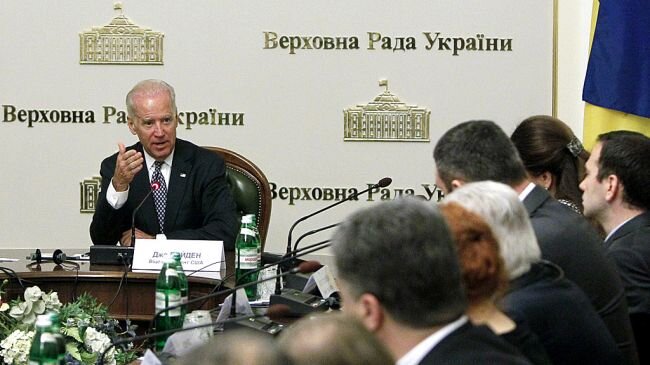 Джо Байден дает назидания украинским депутатам. э Иллюстрация: sanches.livejournal.com