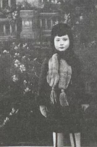 Маленькая Юля Друнина. Первый литературный успех юной поэтессы -  стихотворение «Мы вместе за школьной партой сидели…» напечатали в «Учительской газете».