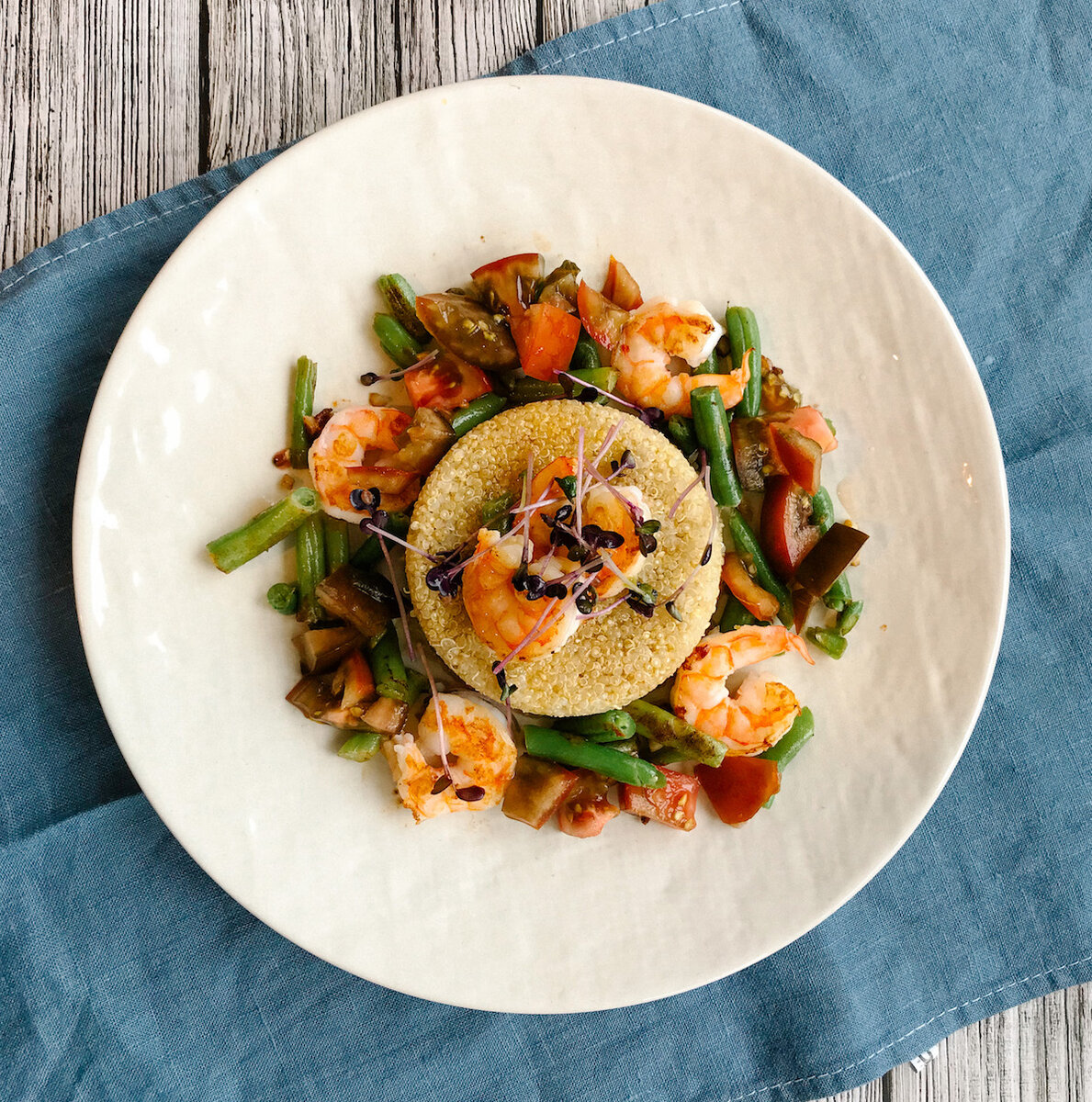 Готовое блюдо украсить зеленью.