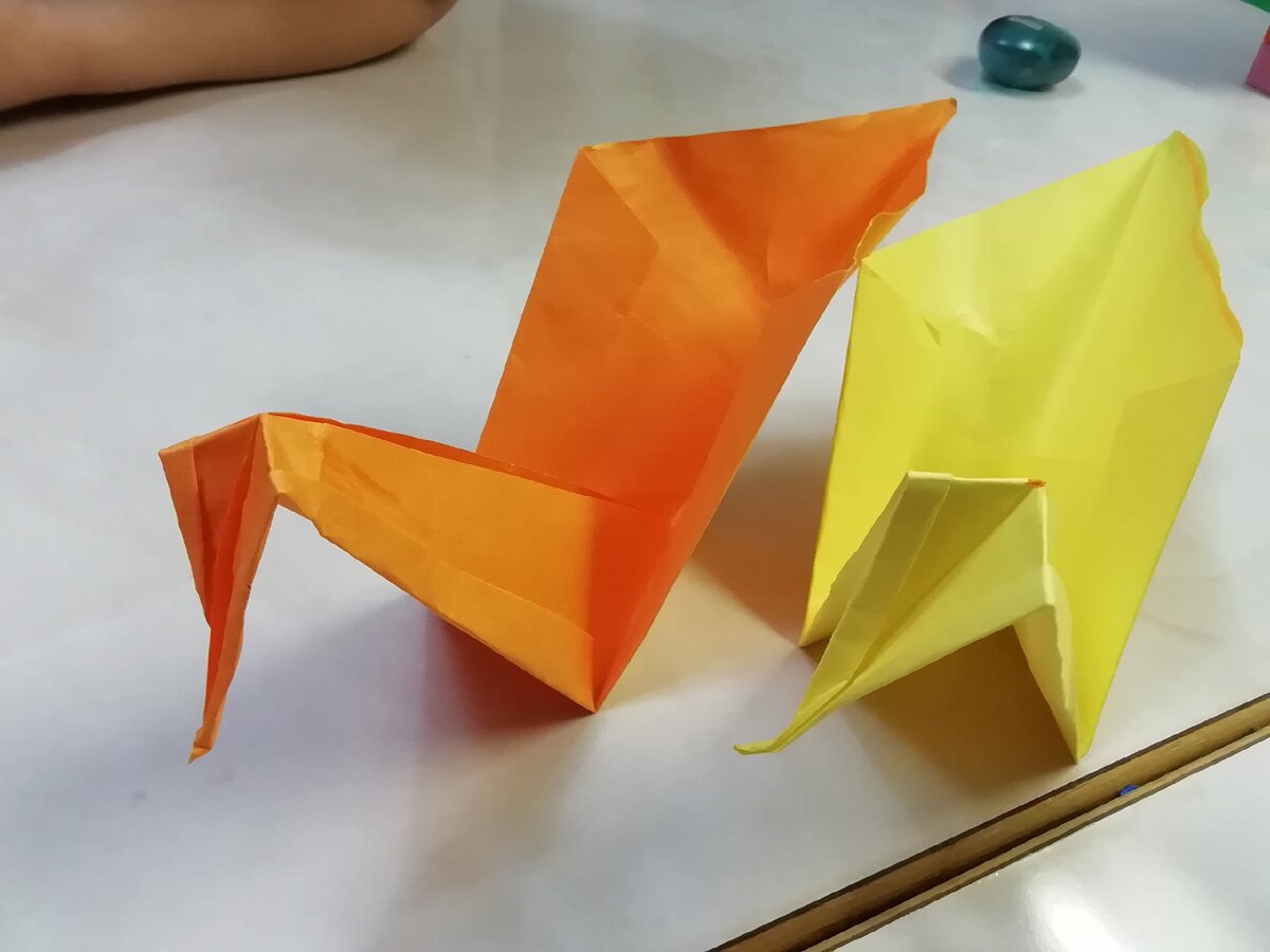 "Тебе я бумажные крылья расправлю, Лети и тревожь этот мир, этот мир..." Это, конечно, не журавлик. Вообще должен был выйти лебедь, но уж что получилось😂 А песня на память пришла. 