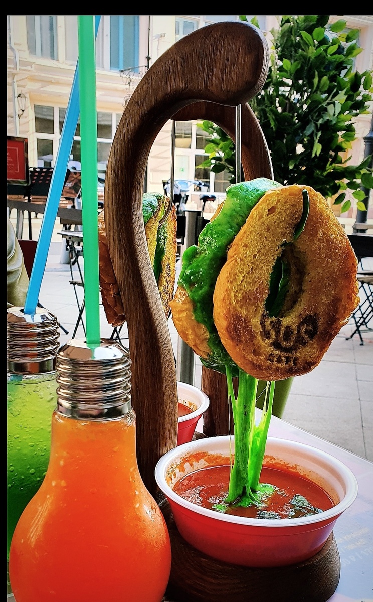 Томатный суп с бейглом и моцареллой и апероль в лампочке