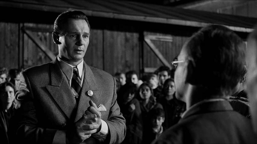 "— Эти люди работают на моём заводе только с одной целью. 
— Кастрюли делать?
— Деньги делать. Для меня."