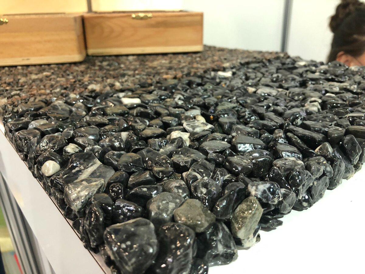 Это галька с полимерным покрытием. Фото автора 