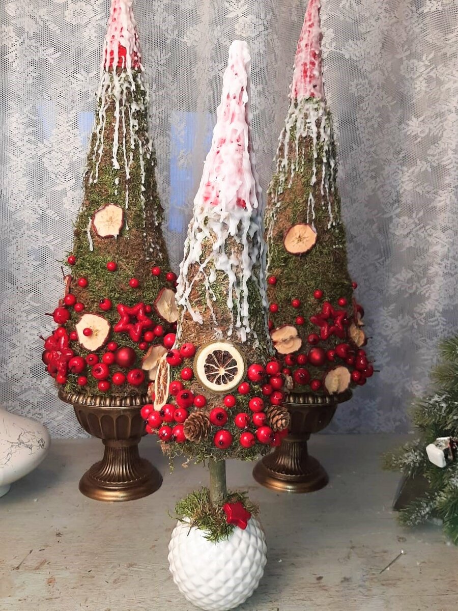 Дизайнерские елочки из мха с декором из сушеных фруктов