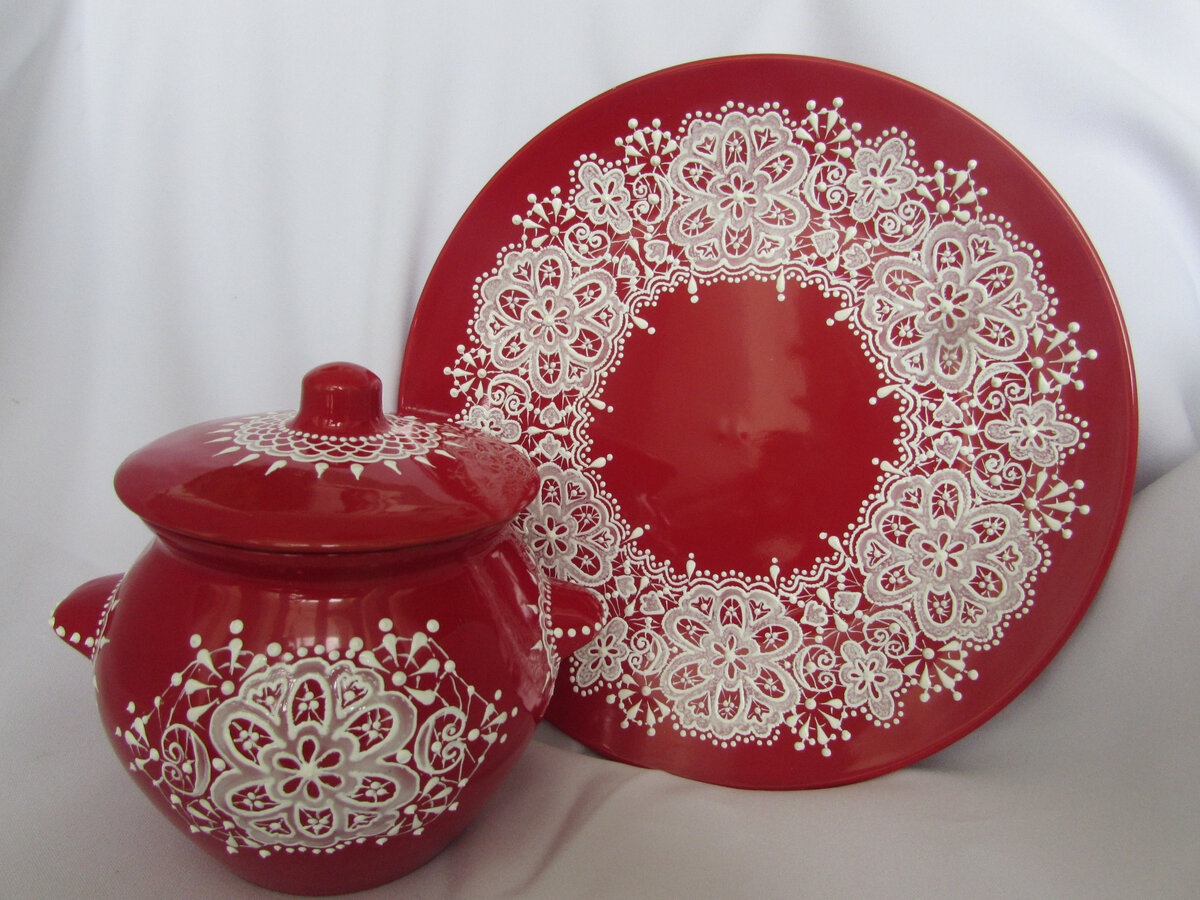 Набор керамической посуды украшен точечной росписью