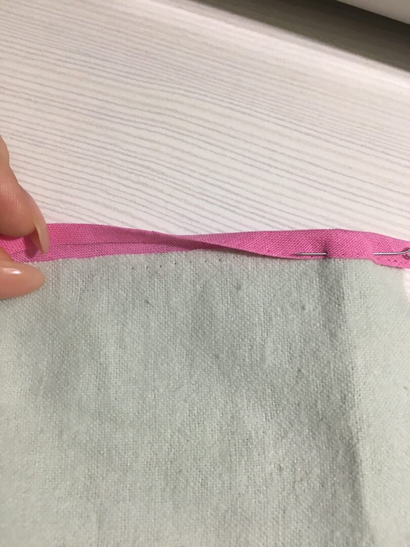 Совет: воспользуйтесь лапкой для пришивания молнии, так будет виден край и шов будет ровным.