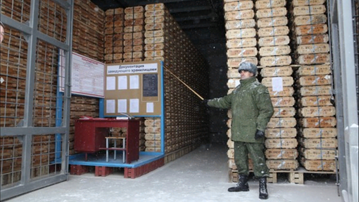 Военно техническое имущество. Арсенал хранилище Кедровка. Склады Грау МО РФ. Военный склад. Склад с боеприпасами.