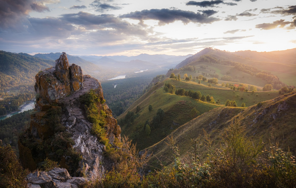 14 mountain. Гора чертов палец Алтайский край. Чёртов палец горный Алтай. Горно-Алтайск гора чертов палец. Скала чертов палец Алтай.