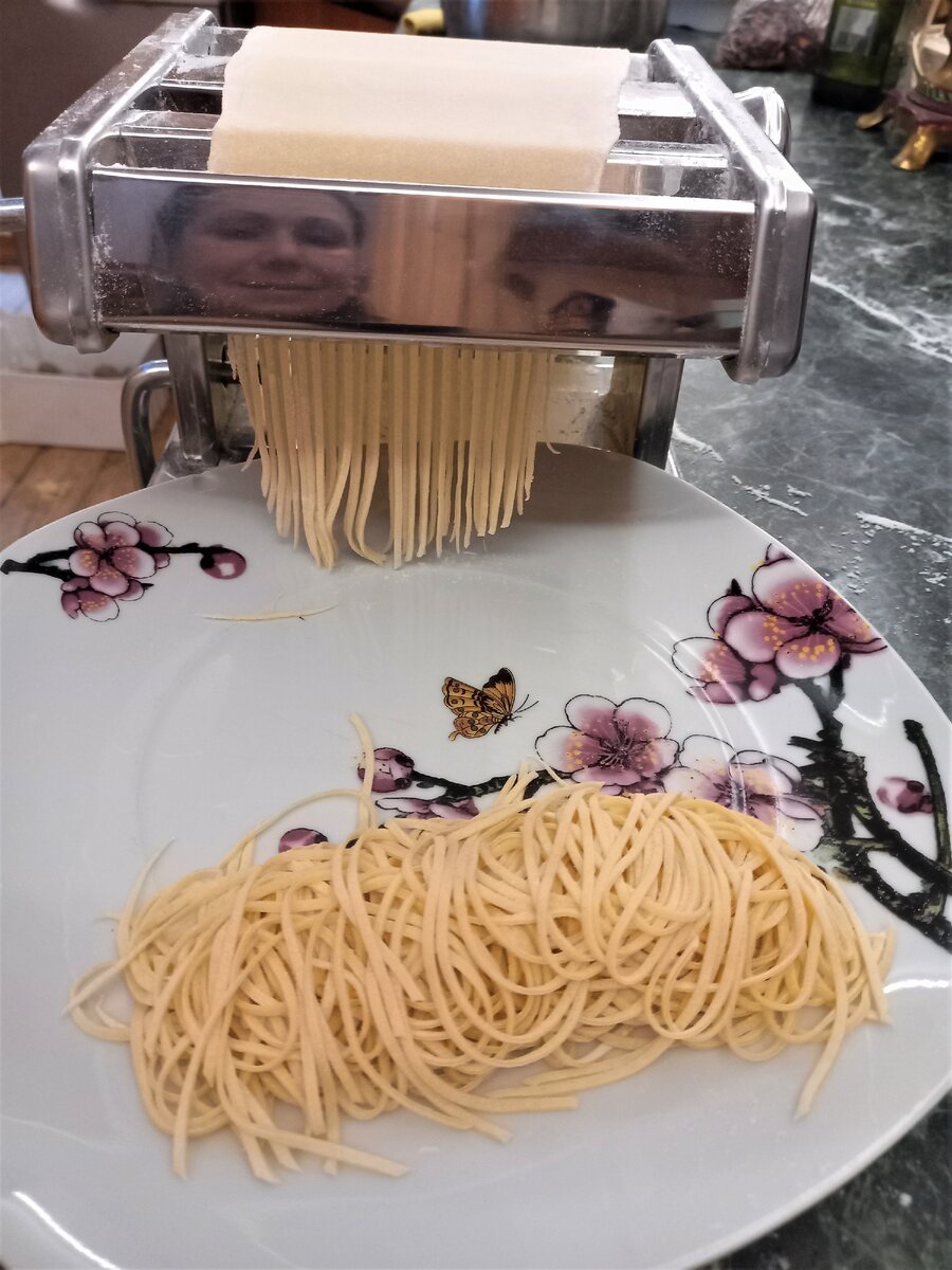 Красивая лапша)) И мое отражение! Это я фоткала процесс)