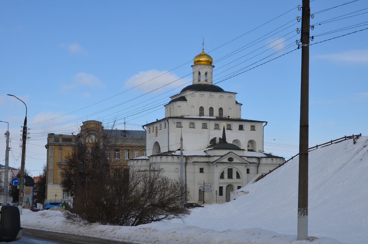 Золотые ворота со стороны оборонительного сооружения "Козлов вал"