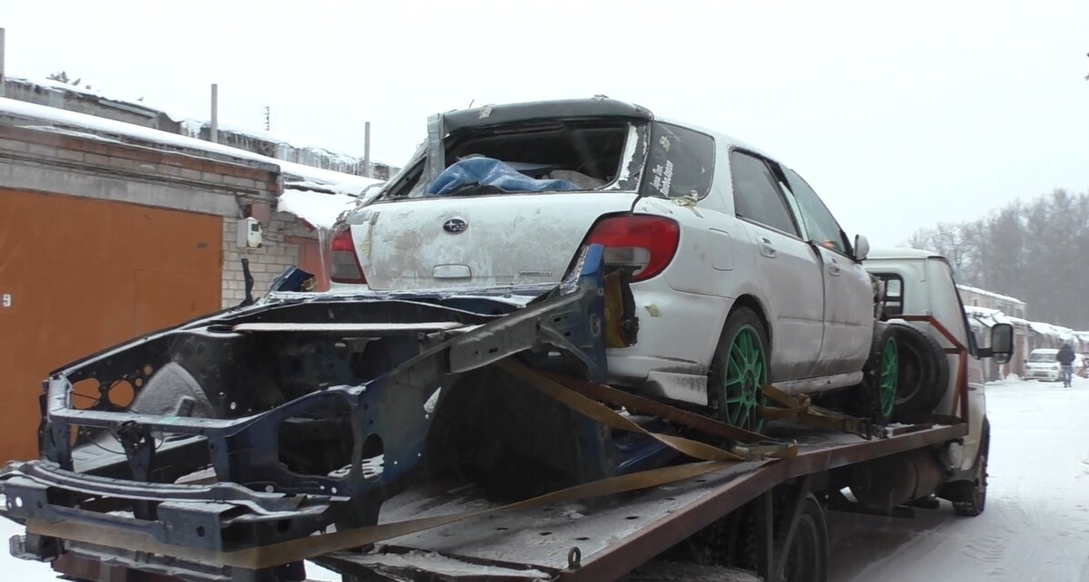 Итак Subaru  Impreza  с достаточно типичными повреждениями при выезде на полосу встречного движения. Лобовой удар, после которого машину начинает вращать, и остановка от жесткого удара задом об