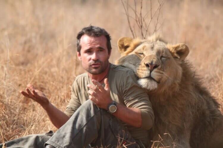 Зоолог Кевин Ричардсон и один из его диких друзей 