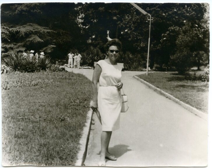 Наина Ельцина на отдыхе в Сочи, 1966 год (в этот период Б. Ельцин был  еще членом Кировского райкома КПСС и делегатом на Свердловскую областную конференцию КПСС)