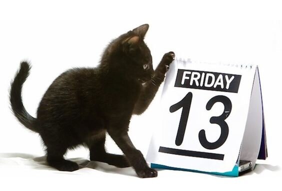 Раньше различные предубеждения относительно беременности и маленького ребенка были очень распространены и принимались всерьез. Мы цитируем их, чтобы вы могли улыбнуться: в чем была глупость прошлого? Помните: смех — единственная разрешенная реакция на эти «мудрости». Давать им веру категорически запрещено! Вы не должны верить подобным предубеждениям насчет беременности! 
Я думаю, что каждый из нас слышал о суевериях при  беременности. 30–40 лет назад они часто повторялись, особенно в деревнях. И сегодня их все еще можно услышать из уст многих бабушек. Повторяясь много раз, они могут посеять тревогу в голове матери, и это конечно  плохо. Поэтому стоит осознать, что суеверия являются результатом незнания и отсутствия медицинской помощи. Сотни лет, назад, когда не было ни медицинской помощи каждой беременной женщине, ни современной медицины с ее диагностическими возможностями,наши бабушки-прабабушки на протяжении всей беременности ничего не знали о здоровье ребенка! Это было загадочное, измененное состояние для молодой необразованной женщины, часто приводившее к мертворожденному ребенку или его смерти вскоре после рождения — младенческая смертность была огромной. Поскольку женщины ничего не знали, по крайней мере, им приходилось верить, что они могут как-то защитить здоровье ребенка. Вера в суеверия была их способом самозащиты — они считали, что, следуя советам бабушки или тетушек, они спасут ребенка от болезни или смерти, потому что они не знали других методов. Однако сегодня суеверия, связанные с беременностью, можно лечить только скептически. Мы цитируем их, чтобы вы могли улыбнуться: в чем была глупость прошлого? Помните: смех — единственная разрешенная реакция на эти «мудрости». Давать им веру категорически запрещено!

Если беременная выглядит красиво, она родит мальчика, а если её внешность слегка изменилась — девочку. Утверждается, что дочь «крадет» красоту своей матери. Сегодня мы знаем, что на изменения внешности влияют гормоны — именно из-за них у некоторых женщин возникают проблемы с кожей, пятна на лице и т. Д., А у других нет. Пол ребенка тут ни при чем.
Если у беременной есть веснушки — она ​​родит девочку. Веснушки — это наследственная особенность, они наверняка были там раньше, но во время беременности повышение концентрации гормонов вызывает более сильную пигментацию, и веснушки становятся более заметными. Неважно, родился мальчик или девочка.
Если живот круглый или обвисший — будет девочка, а если заостренный — мальчик; если малыш очень подвижен в животе — это точно сын, А правда в том, что пол малыша можно определить еще до рождения, только исследуя его хромосомы (получено благодаря амниоцентезу или биопсии ворсинок плаценты) или при осмотре его гениталий во время ультразвукового исследования.
Употребление клубники вызывает так называемые клубничные родинки. Эти родинки действительно немного похожи на клубнику — они красные, твердые, выступающие волдыри, — но в остальном они не имеют к ним никакого отношения. Эти родинки представляют собой гемангиомы или расширенные кровеносные сосуды. Они встречаются примерно в 10 процентах случаев. новорожденные и исчезают самостоятельно через 4-5 месяцев.
Когда беременная получает ожог или пугается — она ​​не может коснуться своего тела рукой, потому что там, где она касается ребенка, будет родинка
Другой вариант: нельзя ничего жарить, потому что если жир попадёт на кожу, у ребёнка будет  родинка. Ерунда! Родинки на коже вызваны  пигментацией или генетическими факторами — никакие другие «причины» не имеют значения.
Ребенок будет обмотан пуповиной и задохнется, если будущая мама будет носить на шее цепочку, бусы или шарф. Или … она прошла  под висящими тросами, бельевыми веревками и т. д Иногда бывает, что пуповина наматывается на шею ребенка во время родов, но для врача это обычно не представляет большой проблемы . Зацикливание или удушье случаются крайне редко, и мать не может это контролировать.
Если беременная беспокоится, ребенок будет левшой. Страхи и переживания могут вызвать расстройство желудка, бессонницу и головные боли, но не леворукость у ребёнка. В любом случае предпочтения относительно того, какая рука эффективнее, формируется очень рано, на 10-й неделе жизни плода, поэтому даже самые суеверные мамы из второго триместра могут волноваться сколько угодно ;-), не опасаясь таких последствий. .
Будущей маме не стоит ни с кем делиться едой, ведь еды у нее будет мало. Если женщина положительно относится к грудному вскармливанию, она кормит ребенка по требованию, а ребенок сосет нормально — ее грудь производит столько молока, сколько необходимо. А когда возникают проблемы с дефицитом пищи, причины определенно в другом месте.
До рождения ребенка нельзя ничего покупать (одежду, детские кроватки), потому что это принесет несчастье. Раньше женщины боялись за ребенка, потому что ничего не знали о его состоянии . Сегодняшние мамы не только умеют рационально мыслить, но и проходят обследование у врача и на УЗИ. И даже когда возникают сложности, не позволяйте никому из вас думать, что виноваты покупки . Не переживайте ! И пусть это не лишает вас удовольствия от покупки одежды.
Ребенок будет чрезмерно волосатым, если его мать часто страдает изжогой... Если мама будет делать депиляцию, ребенок будет лысым.Лишь одно из этих предложений имеет смысл — действительно, с эпиляцией нужно быть осторожным. Но только потому, что некоторые методы не рекомендуются во время беременности, например, кремы могут вызывать дискомфорт. Однако это не имеет ничего общего с количеством детских волос! Это генетически обусловлено.
Во время беременности нельзя стричь и красить волосы, потому что после стрижки у ребенка будет «короткий ум» (то есть он будет не очень умным), а после окрашивания он родится рыжим! И то и другое — ерунда, но с окрашиванием нужно быть осторожным, чтобы, как и при эпиляции, не навредить себе. Некоторые краски раздражают кожу или вызывают неприятный запах. Только гены определяют цвет волос ребенка.
Беременным нельзя смотреть на бесплодных людей, потому что ребенку будет нехорошо; то же правило распространяется на … людей с другим цветом кожи! В древности, возможно, кто-то верил таким объяснениям неверной жены … Но сегодня мы знаем, что красота ребенка, его физические характеристики — не говоря уже о расе! — все это генетически детерминировано.