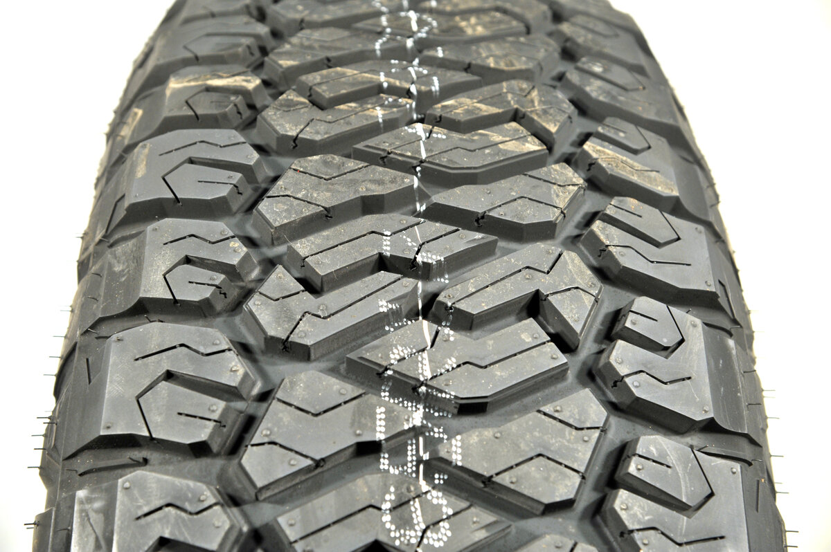 Шины 70 r16. Максис АТ 811. Maxxis at-811 RAZR at. Maxxis 811 RAZR. Maxxis RAZR at.