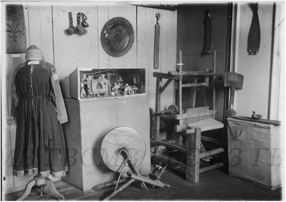 Владимирский краеведческий музей. Фрагмент экспозиции. Зал быта крепостного крестьянина. 1938 г. Из собрания ГВСМЗ