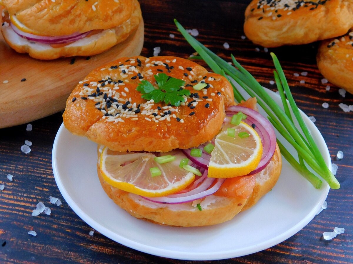 Бейглы: особенные булочки с вкуснейшей начинкой 🥯 | Еда на каждый день |  Дзен