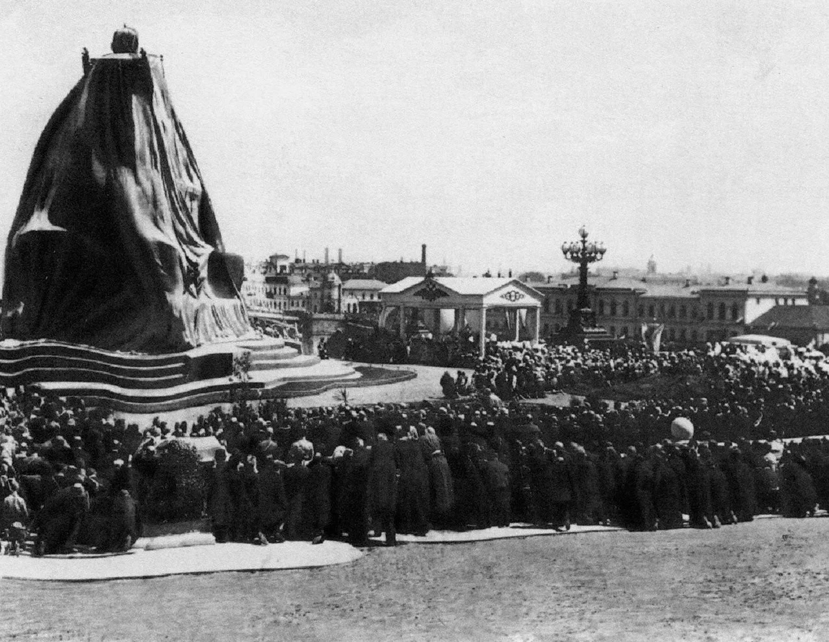 Открытие памятника александру. Памятник Александру 3 у храма Христа Спасителя. Памятник Александру 3 в Москве. Памятник императору Александру III В Москве. Памятник Александру 3 в Москве 1912.