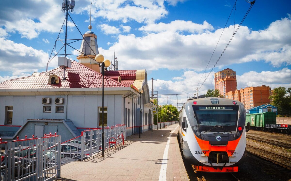 Три вокзала балашиха. ЖД станция Балашиха. Город Железнодорожный вокзал Балашиха. Платформа Железнодорожная Балашиха. Вокзал Железнодорожная г. Балашиха.