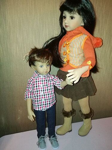 Слева кукла Чад, справа кукла Мару от Maru and Frineds. Фото Ирины Бойновой