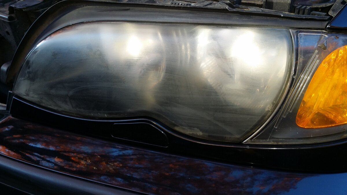 Если в кармане не завалялись лишние пару тысяч, а на мутные фары уже нет сил смотреть, то этот полезный лайфхак будет вам весьма кстати!                       Источник фото-сайт:  https://clck.ru/U7hbd