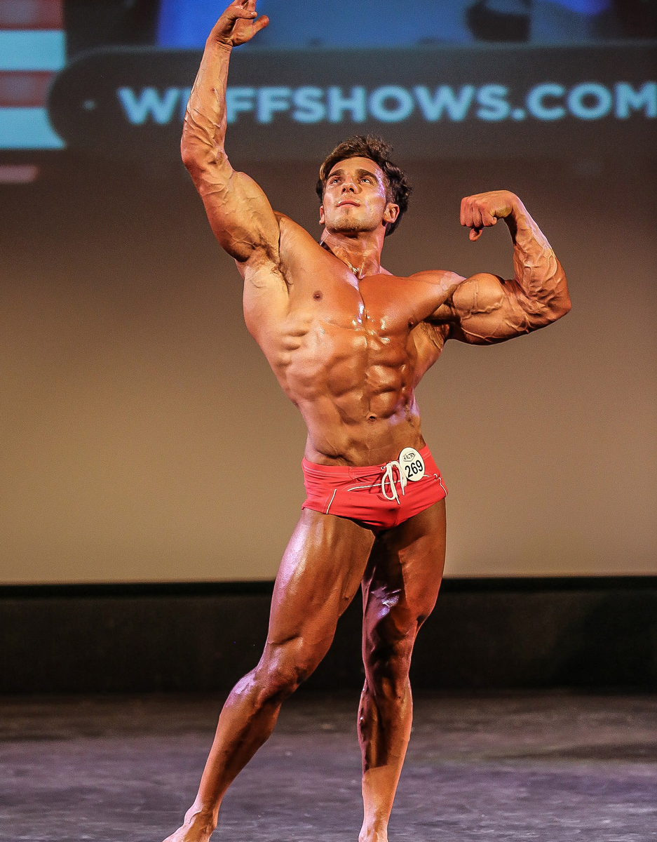 Артём Долгин на сцене. 