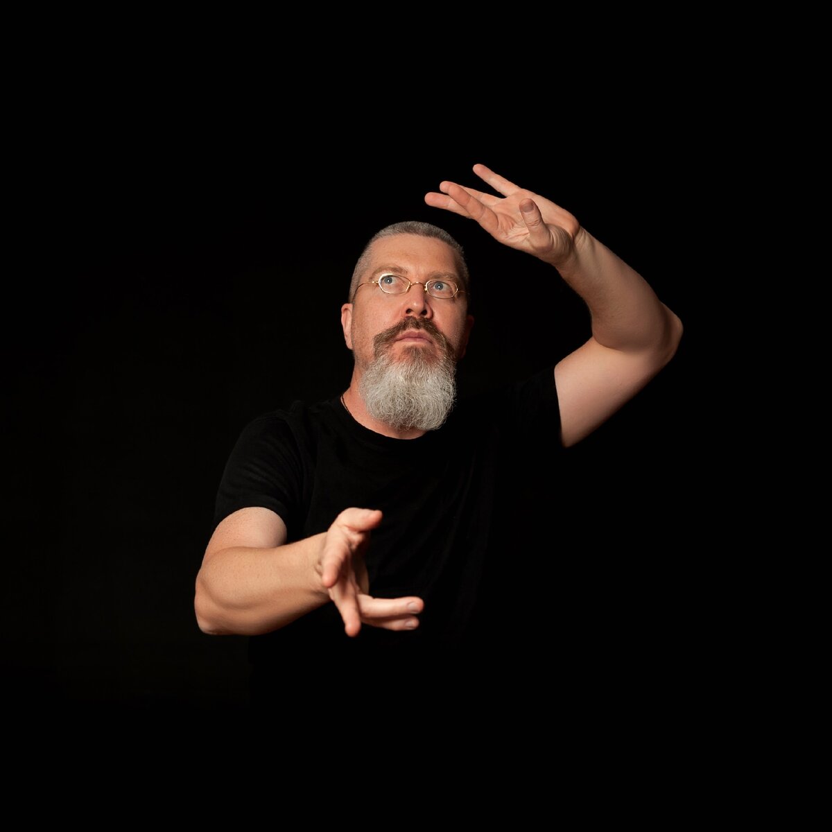 Движения телом, руками весьма способствуют дыханию 