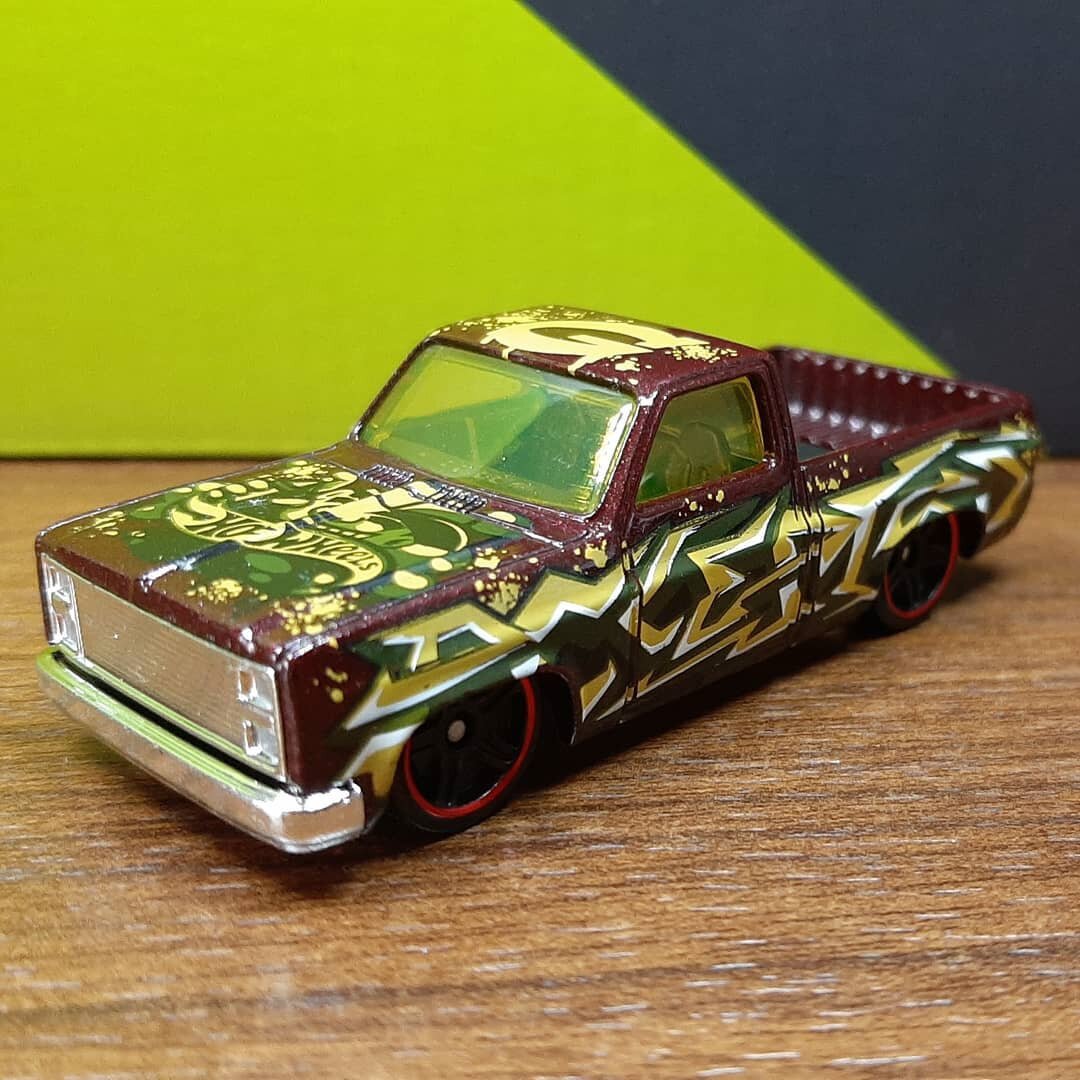 Всем привет. Сегодня хочу Вам показать автомобиль из моей коллекции. Hot Wheels 1983 Chevy Silverado серия HW Art Cars 6/10. Год выпуска модели с 2007 года. Автомобиль в кузове пикап. Пикап расписан граффити. На капоте прикольный рисунок человек в шляпе с баллончиком краски. Кузов машинки верхняя часть металл. Нижняя пластик. Данная модель была доработана. Передняя часть фары в хром. Заднею часть автомобиля. Фонари в красный. Покрасил выхлоп. В борту пикапа я покрасил баллон для пневмоподвески в красный цвет с хромированными деталями.  После не больших доработок машина стала гораздо лучше выглядеть. Если Вам не сложно поставьте лайк и обязательно подпишитесь на канал. Оставляйте Ваши комментарии. Интересно узнать Ваше мнение. Напишите если у Вас такая машина и в каком цвете. Я постараюсь для Вас делать интересный контент. Спасибо.
