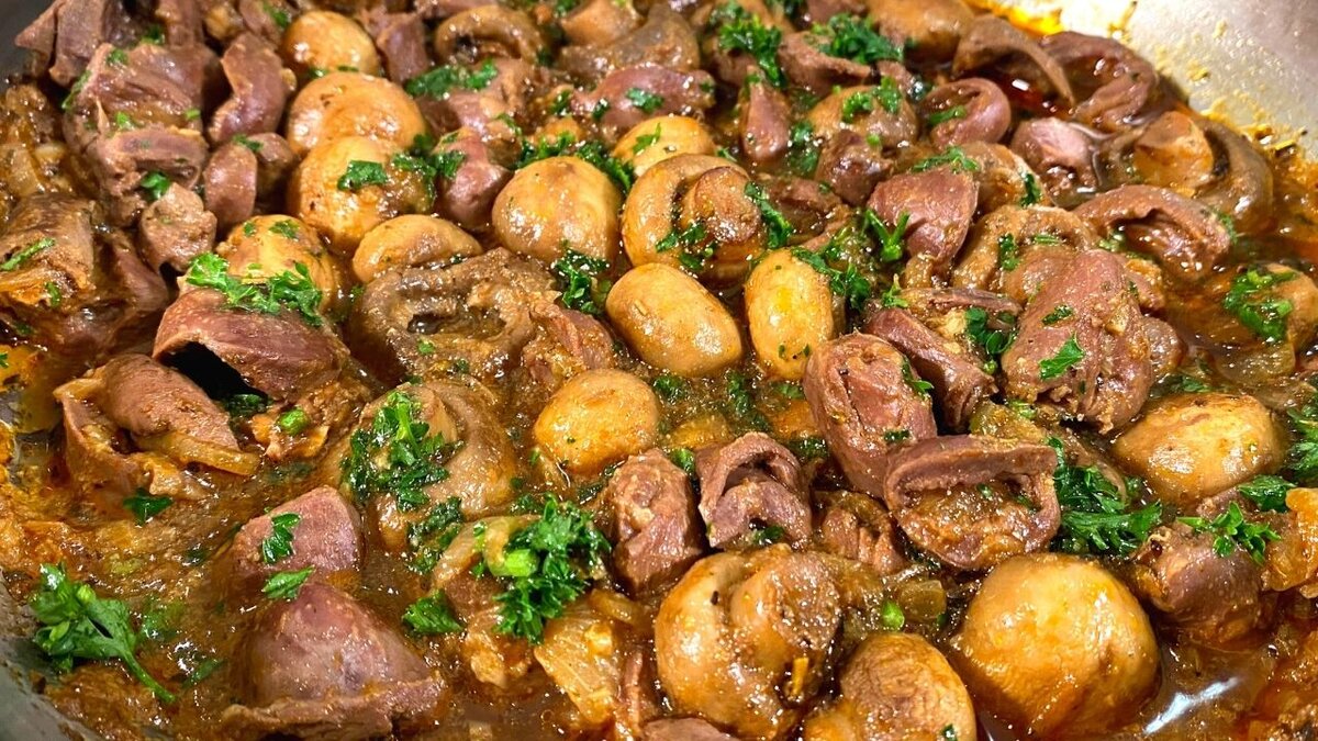 Как приготовить куриные желудки и сердечки вкусно. Жареные куриные сердечки на сковороде. куриные сердечки на сковороде. куриные сердечки на сковороде с луком. жареные куриные сердечки на сковороде с луком.