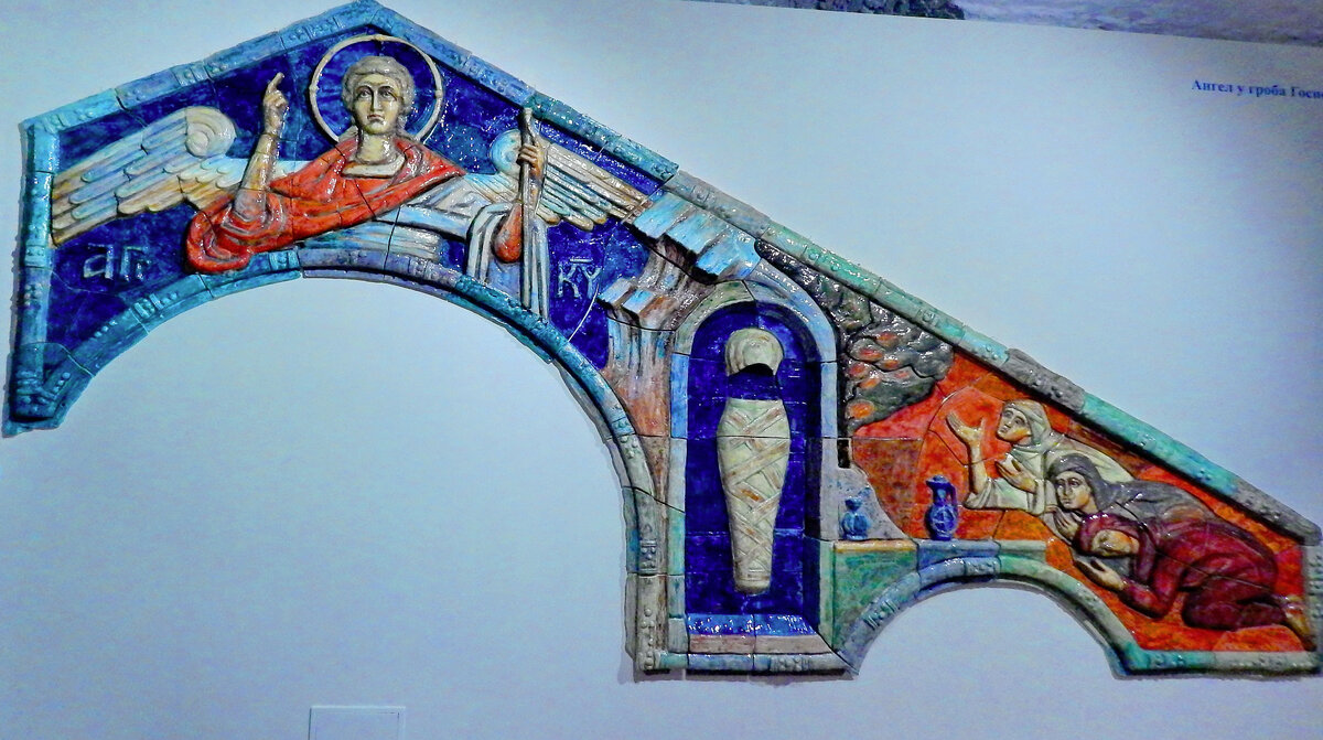 Ангел у Гроба Господня (панно для западного фасада колокольни) Скульптор Елена Климова-Молль, роспись Аурелла Маринуцы и Ольги Салминой по эскизу Анны Верди (2019-2020). Православные мастерские «Финист», Санкт-Петербург. Фото сделано автором канала на выставке в музее архитектурной художественной керамики